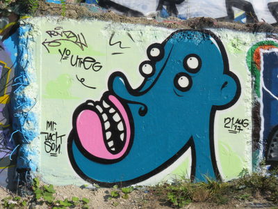 833777 Afbeelding van een graffitikunstwerk met o.a. de tekst 'Mr. Jack Son' uit 2017, bij de uitgang van het terrein ...